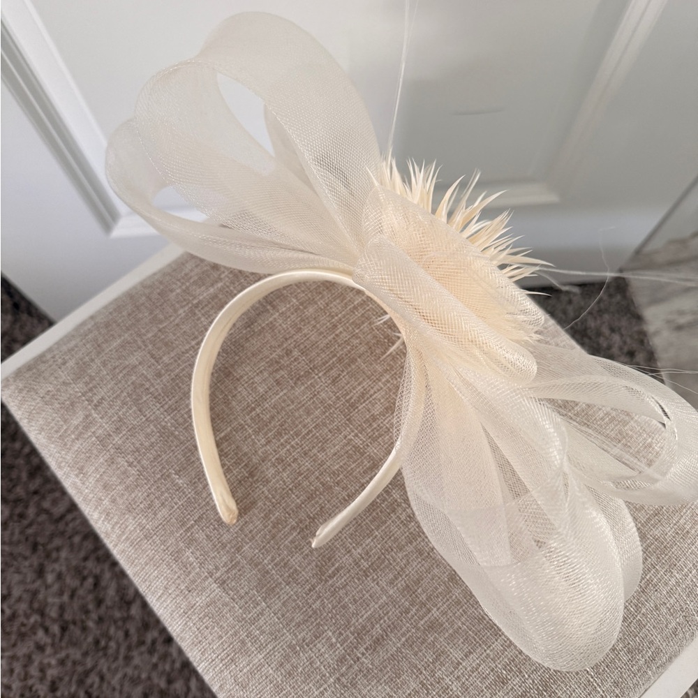 Elegant Cream Fascinator with Floral Accent - Picture 3 of 4